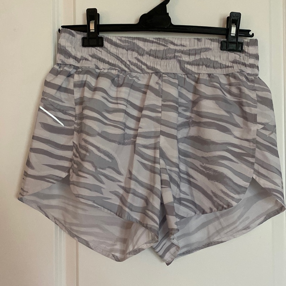 All in Motion mid-rise tulip performance shorts size M